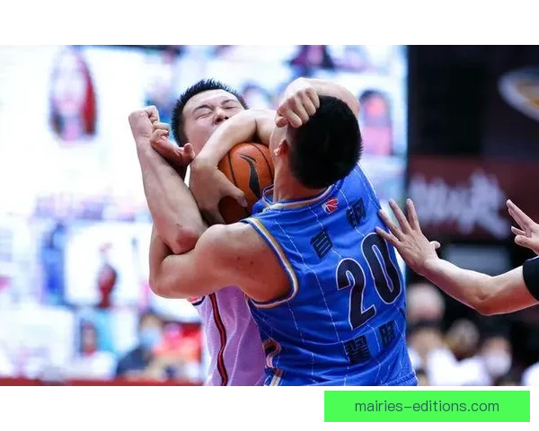 足球裁判的争议判罚：挑战规则底线，如何实现公平执法？